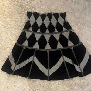 Sioni Women’s Black and Gray Geometric Patterned Knee Length Skirt Sz Small